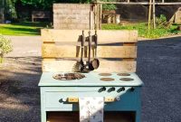 Upcycled Mud Kitchen from Pallets and Drawers