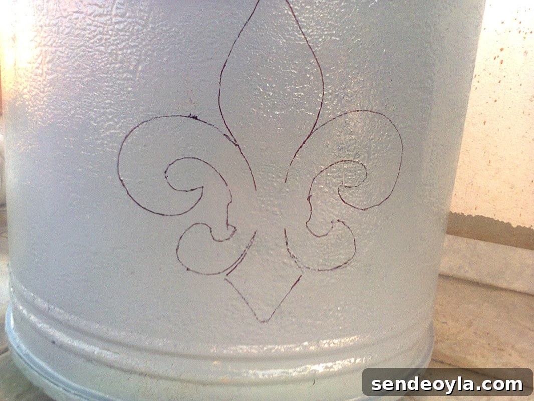 Fleur de Lis on side