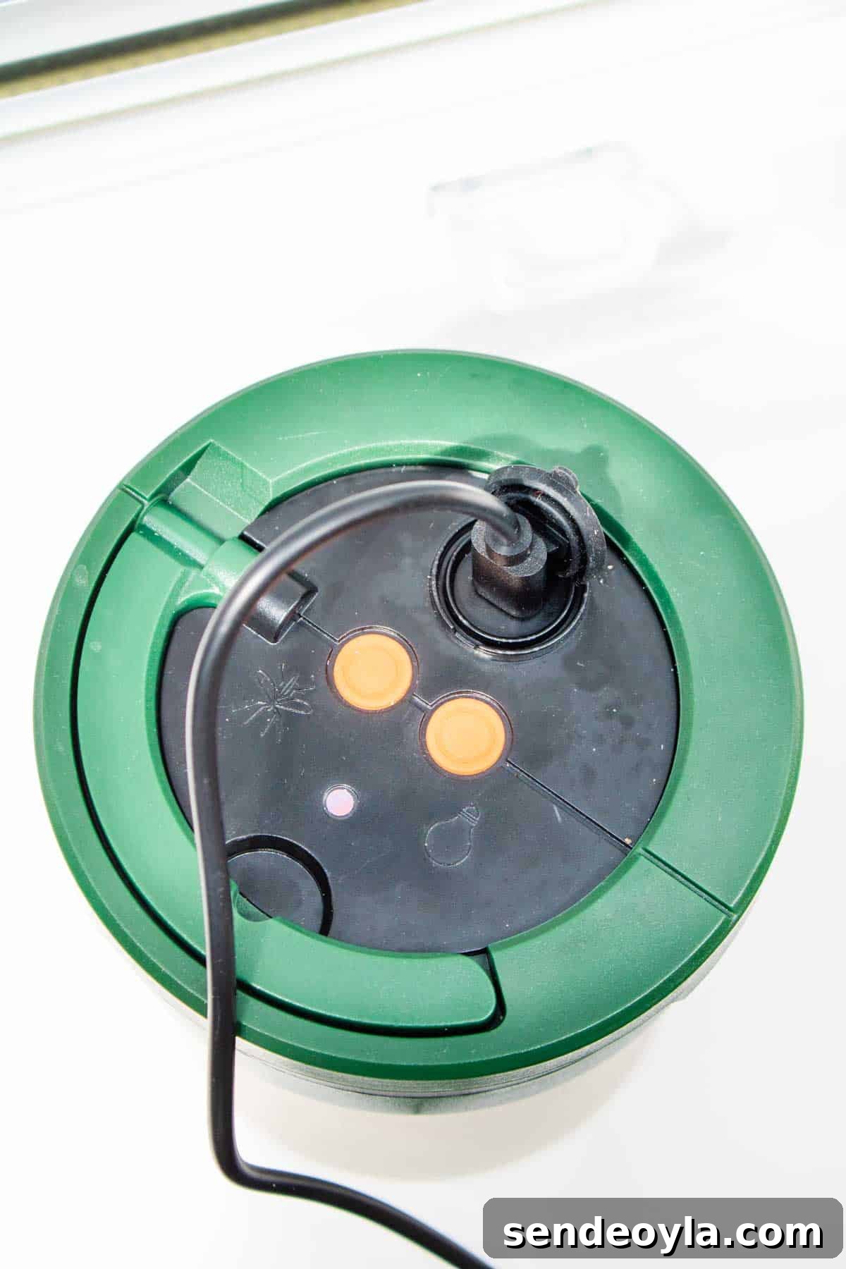 Insect-O-Cutor Nomad Fly Killer: Hands-On Review 10 Red light charging mode on the Insect o Cutor flykilling lamp