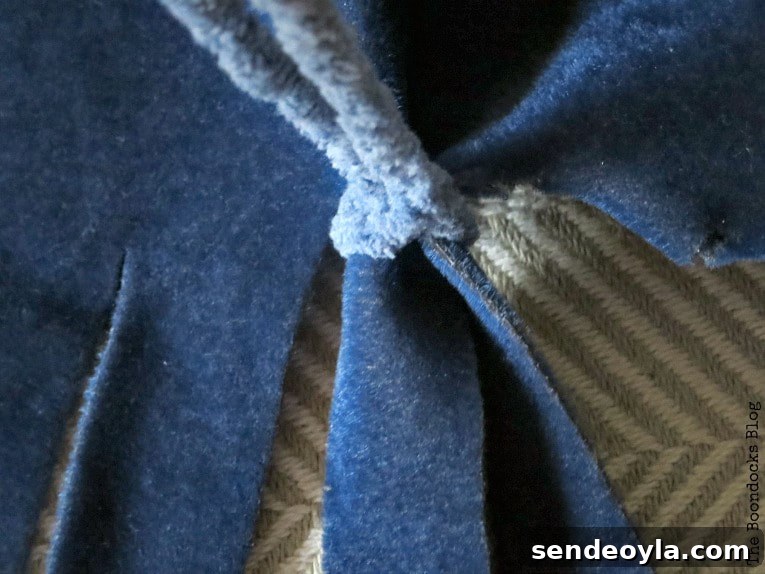 How to Transform a Blanket with Yarn: Creative DIY Ideas 8 tightening the loop, How to easily transform a blanket with yarn