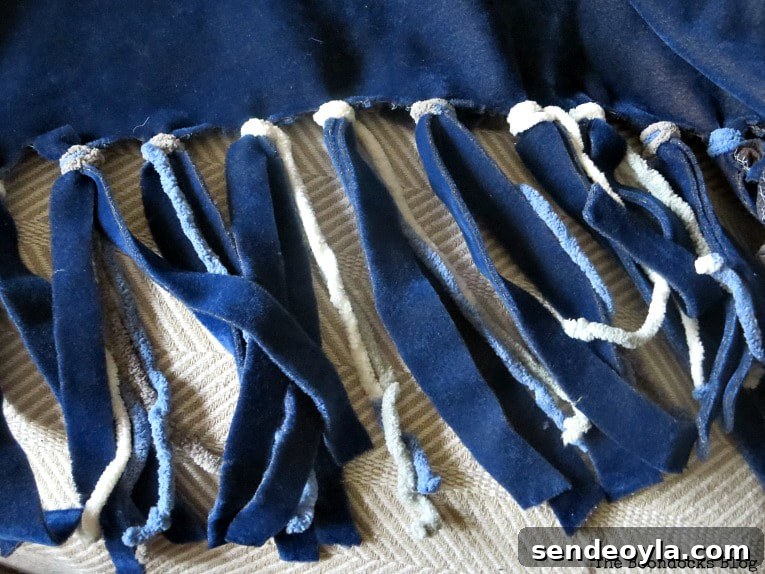 the finished edges of the blanket, How to easily transform a blanket with yarn
