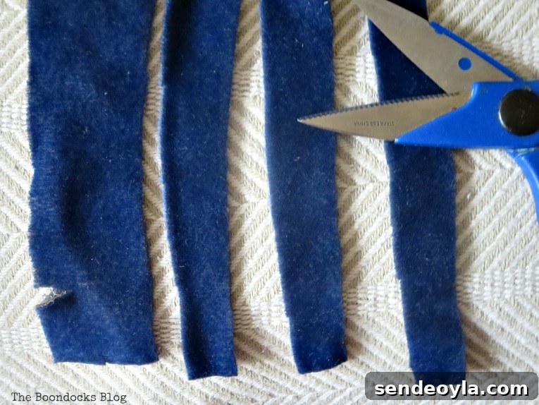 How to Transform a Blanket with Yarn: Creative DIY Ideas 4 cutting the strips, How to easily transform a blanket with yarn