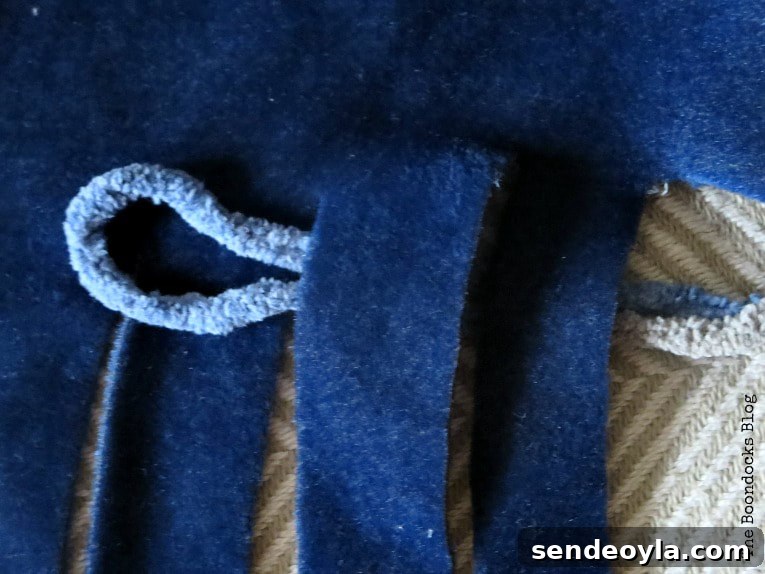 How to Transform a Blanket with Yarn: Creative DIY Ideas 6 looping the yarn under the strips, How to easily transform a blanket with yarn