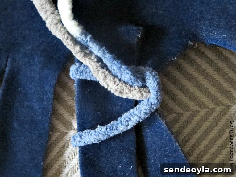 How to Transform a Blanket with Yarn: Creative DIY Ideas 7 placing the ends through the loop, How to easily transform a blanket with yarn