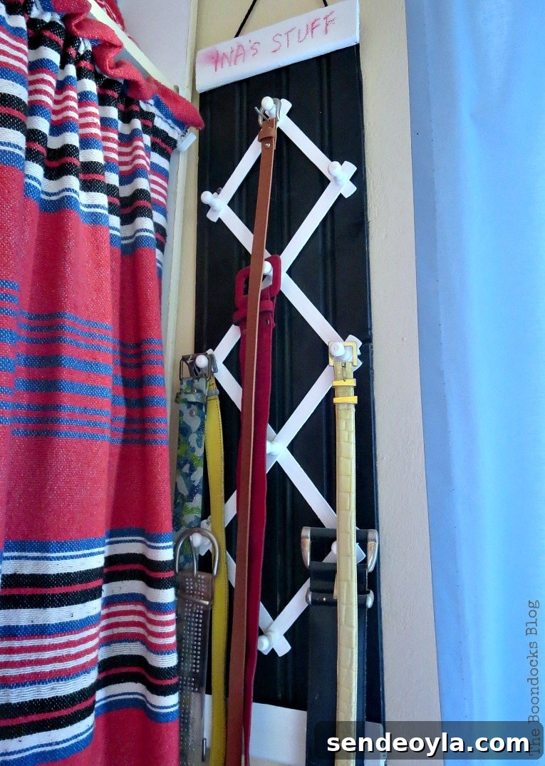 The scarf holder