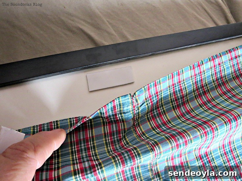 Sticky tape all over the glass, Christmas Picture Frames with Wreaths the Lazy Way www.theboondocksblog.com