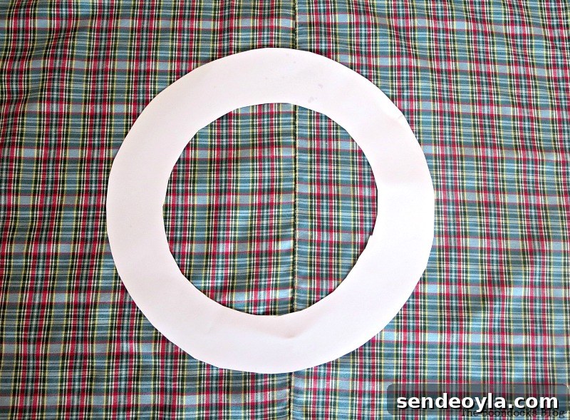Making a wreath by cutting out a donut shaped cardboard, Christmas Picture Frames with Wreaths the Lazy Way www.theboondocksblog.com