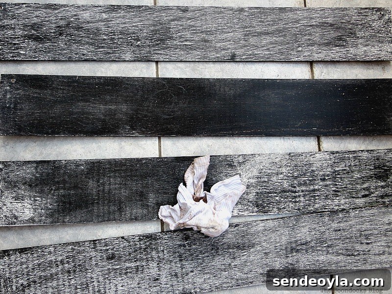 Wiping off the chalk, Easy Chalkboard signs for the Holidays www.theboondocksblog.com