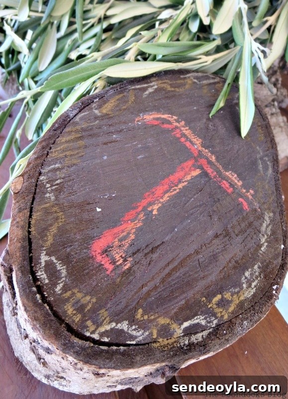 DIY Natural Thanksgiving Table Centerpiece Ideas 17 Wood stump with T chalked on.