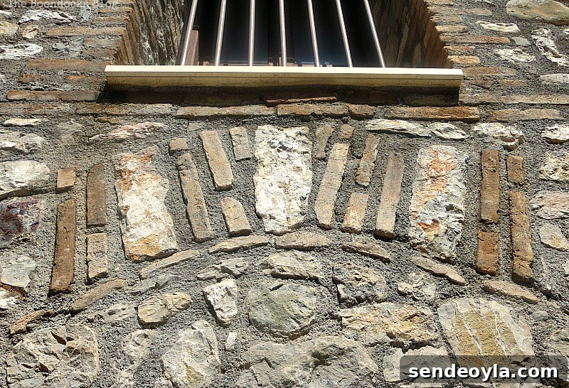 detail of stones on wall, Old Stone Buildings on the Waterfront www.theboondocksblog.com