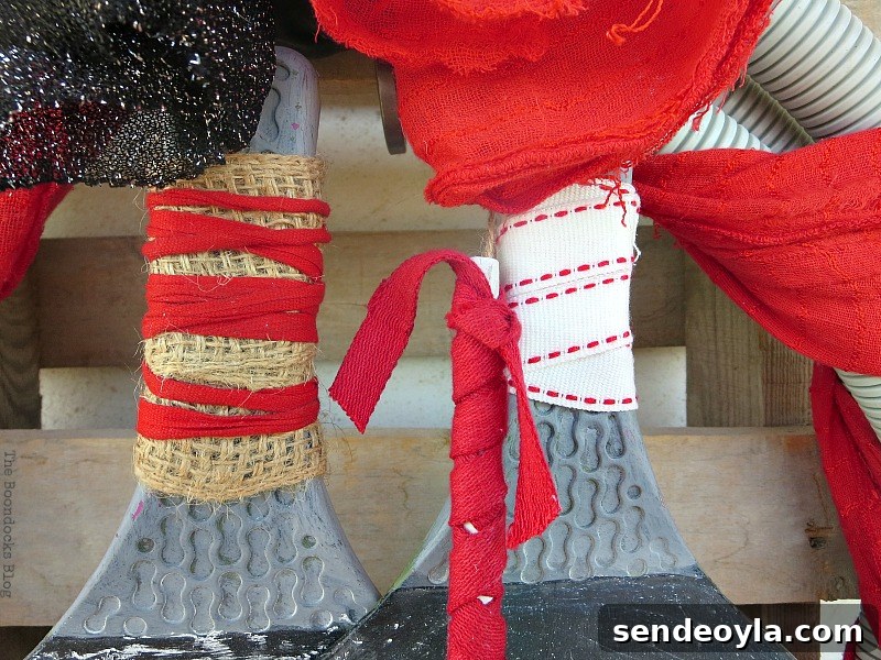 Detail of paddle handles, How to make a fun tube Halloween Wreath www.theboondocksblog.com