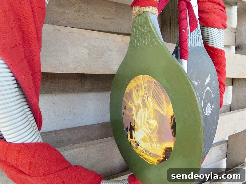  The back of the paddle, How to make a fun tube Halloween Wreath www.theboondocksblog.com