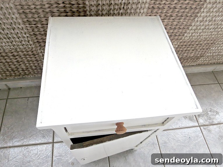 The top,The Doily Top Side Table www.theboondocksblog.com