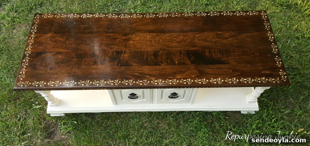 DIY Curbside Coffee Table Makeover 13 Close-up of wood grain