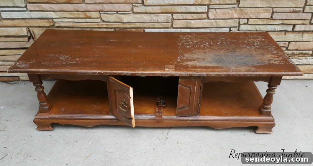 DIY Curbside Coffee Table Makeover 3 Curbside coffee table original condition