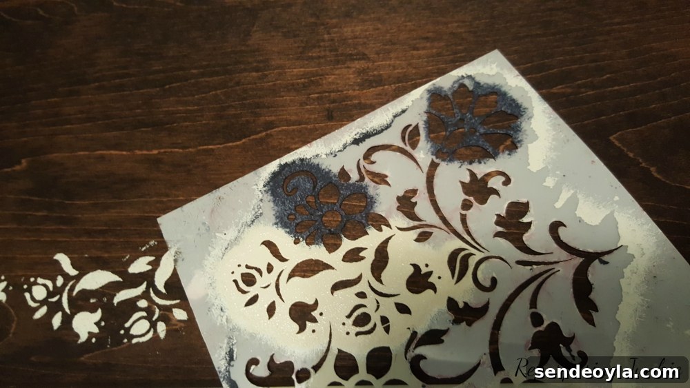 DIY Curbside Coffee Table Makeover 8 Stencil detail on tabletop