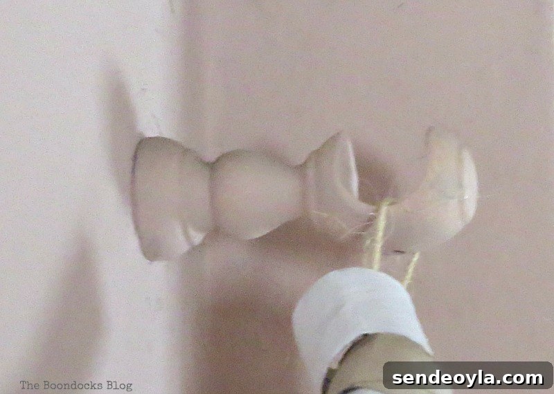 Curtain rod with painted bracket