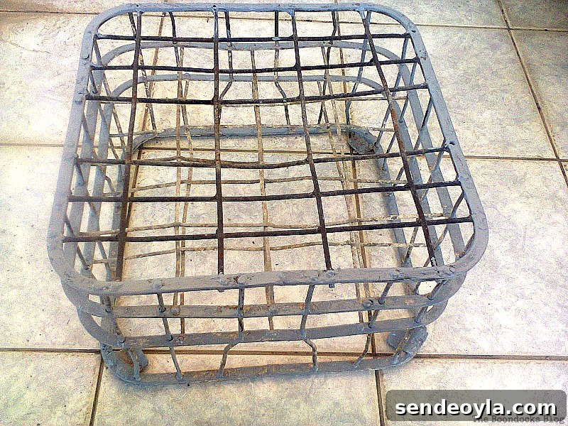 Milk Crate Table Upcycle: Stylish DIY Makeover 4 Wire milk crate with rust.